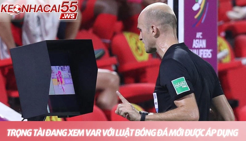Luật bóng đá mới - Cập nhật những thay đổi quan trọng từ IFAB 2 Trọng tài đang xem lại VAR với những luật bóng đá mới được áp dụng